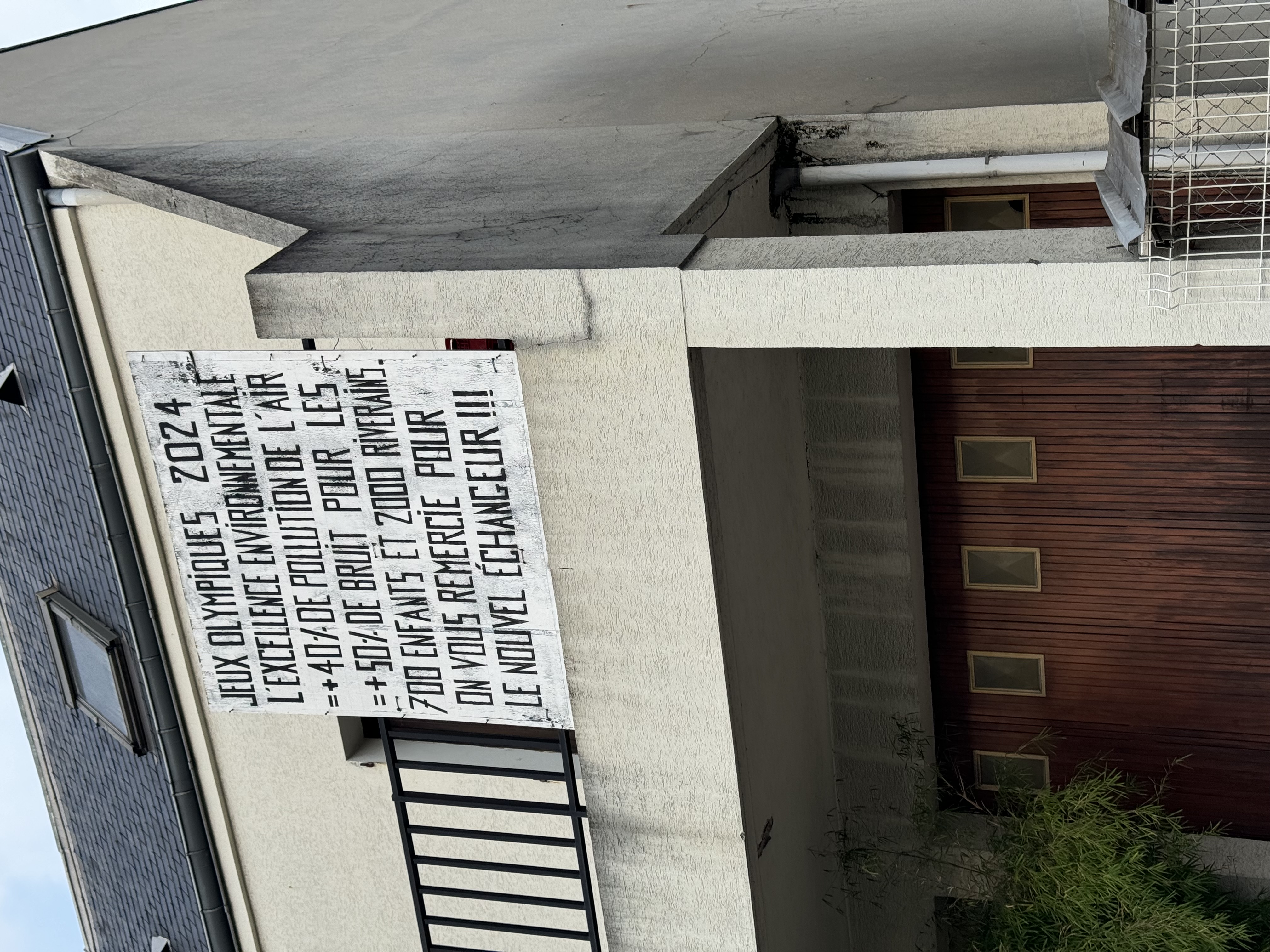 Bannière de protestation liée aux Jeux Olympiques 2024